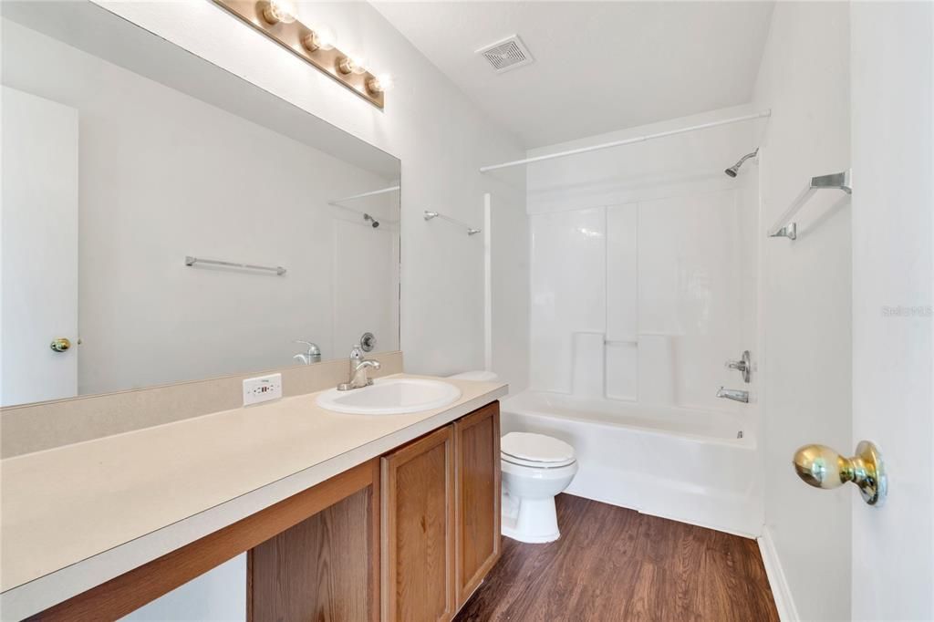 合同活跃: $314,900 (3 贝兹, 2 浴室, 1535 平方英尺)