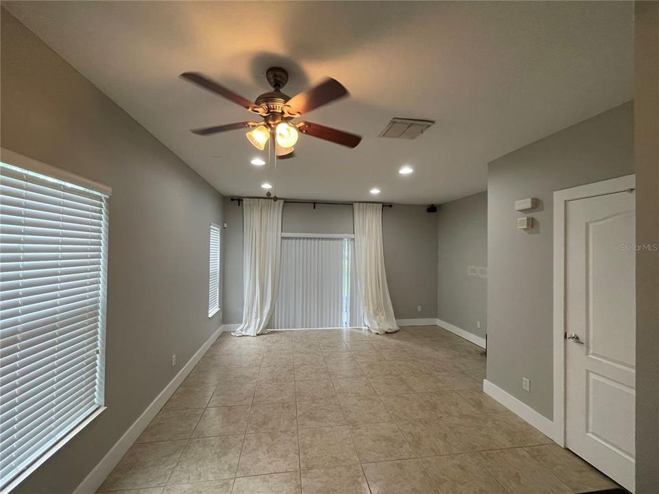 Под контрактом: $1,995 (2 спален, 2 ванн, 1071 Квадратных фут)