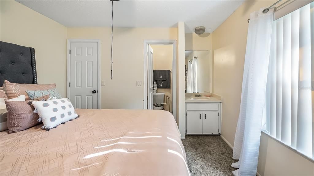 For Sale: $205,000 (2 beds, 2 baths, 857 Square Feet)