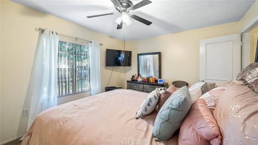 For Sale: $205,000 (2 beds, 2 baths, 857 Square Feet)