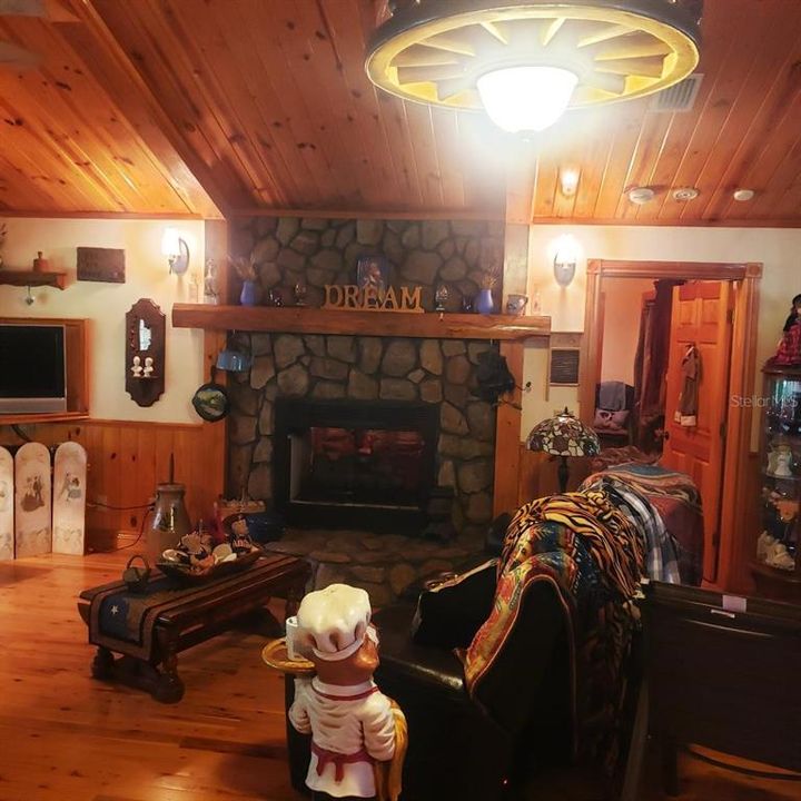 На продажу: $599,900 (2 спален, 2 ванн, 1698 Квадратных фут)