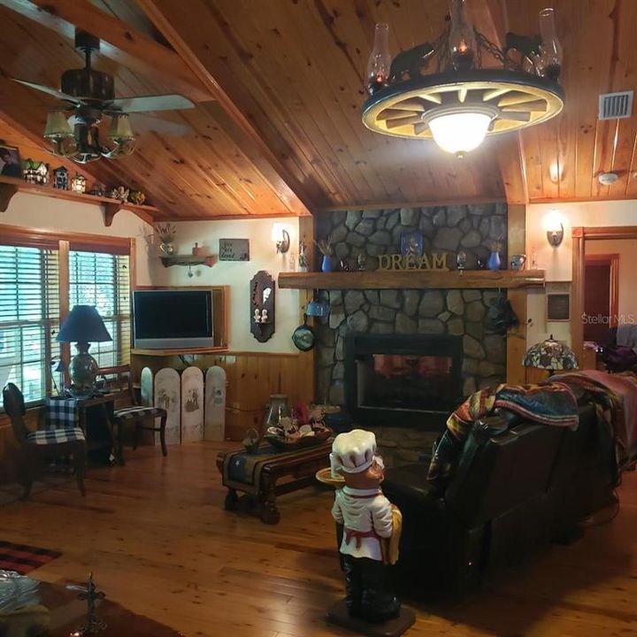 На продажу: $599,900 (2 спален, 2 ванн, 1698 Квадратных фут)