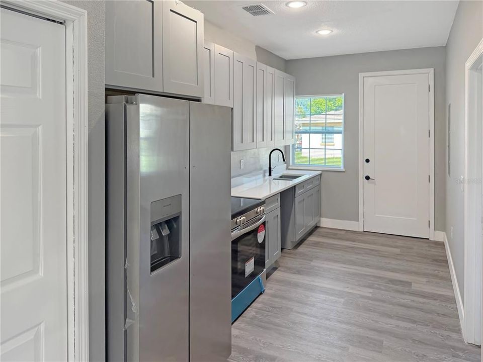 For Rent: $1,550 (3 beds, 2 baths, 1005 Square Feet)