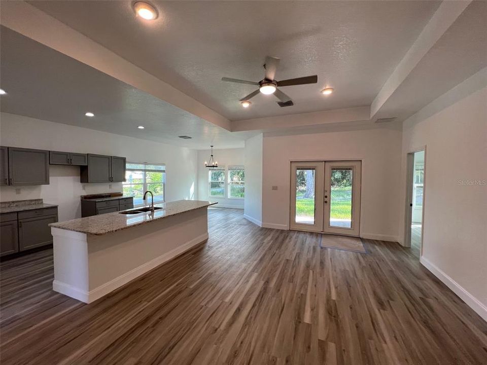 合同活跃: $299,000 (3 贝兹, 2 浴室, 1548 平方英尺)