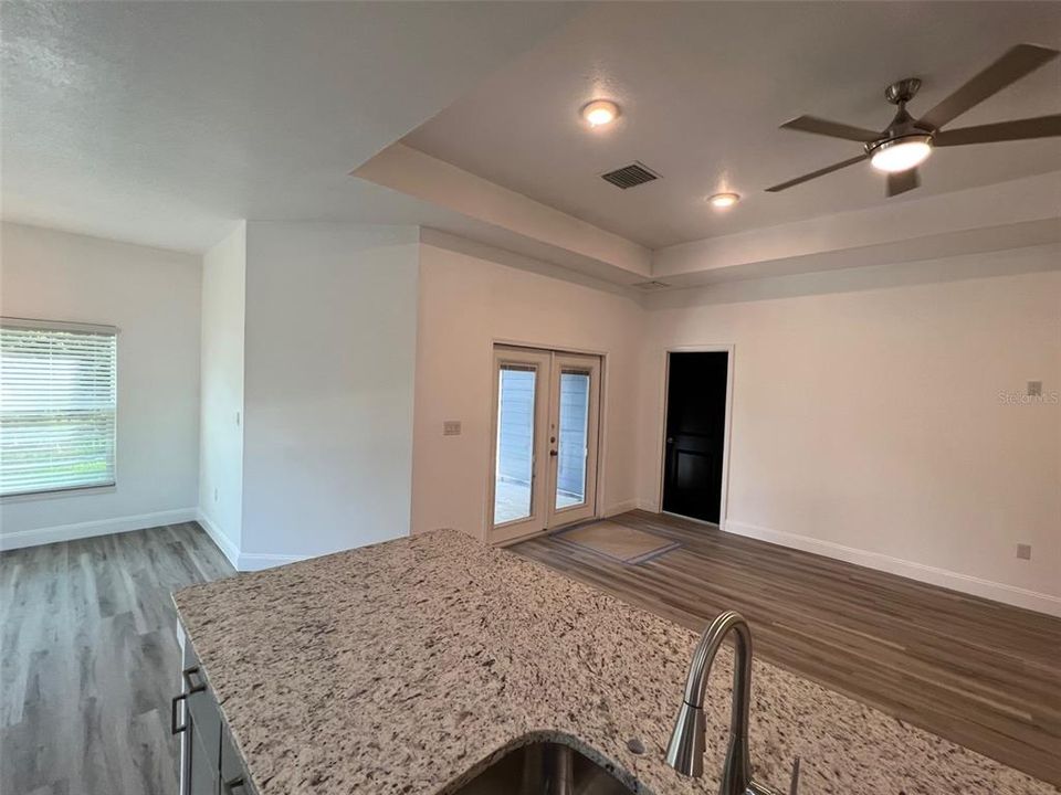 合同活跃: $299,000 (3 贝兹, 2 浴室, 1548 平方英尺)