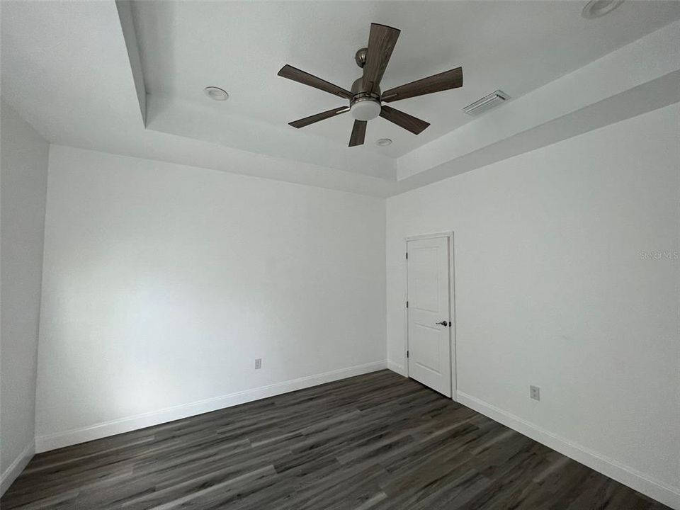 合同活跃: $299,000 (3 贝兹, 2 浴室, 1548 平方英尺)