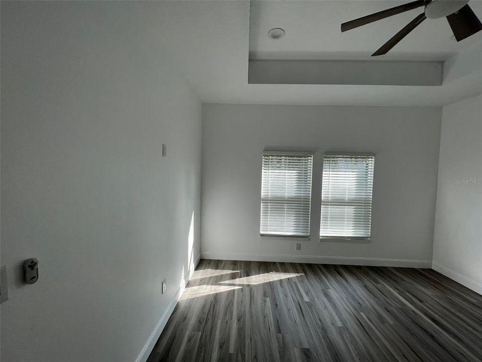 合同活跃: $299,000 (3 贝兹, 2 浴室, 1548 平方英尺)