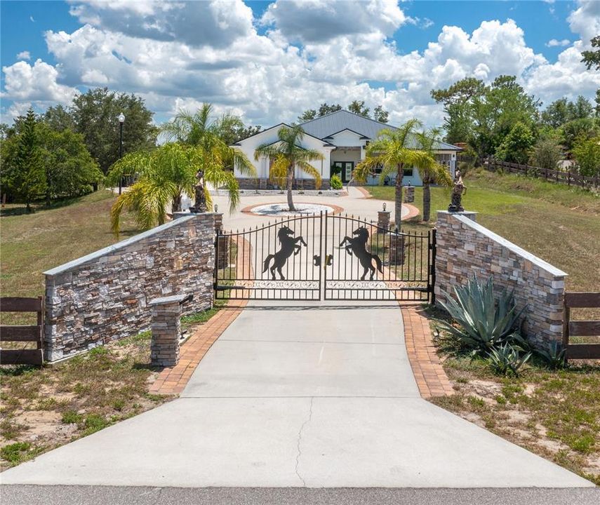 For Sale: $775,000 (4 beds, 4 baths, 2823 Square Feet)