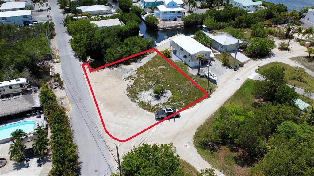 На продажу: $675,000 (0.31 acres)