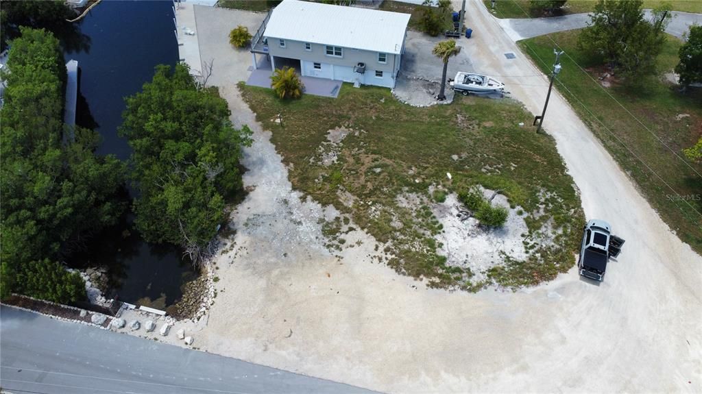 На продажу: $675,000 (0.31 acres)