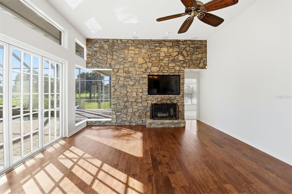 合同活跃: $955,000 (4 贝兹, 3 浴室, 3264 平方英尺)