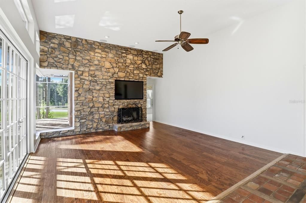 合同活跃: $955,000 (4 贝兹, 3 浴室, 3264 平方英尺)