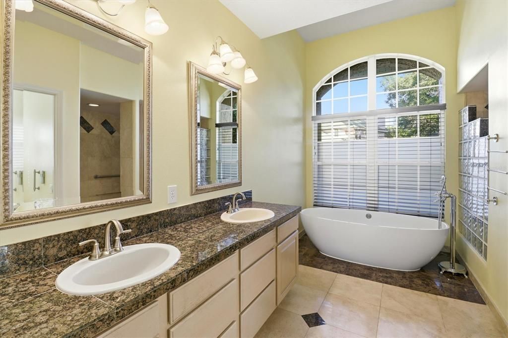 合同活跃: $955,000 (4 贝兹, 3 浴室, 3264 平方英尺)