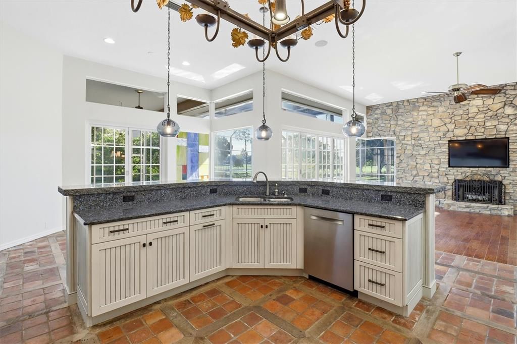 合同活跃: $955,000 (4 贝兹, 3 浴室, 3264 平方英尺)