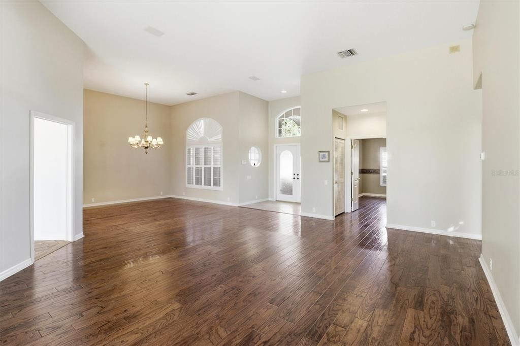 合同活跃: $955,000 (4 贝兹, 3 浴室, 3264 平方英尺)