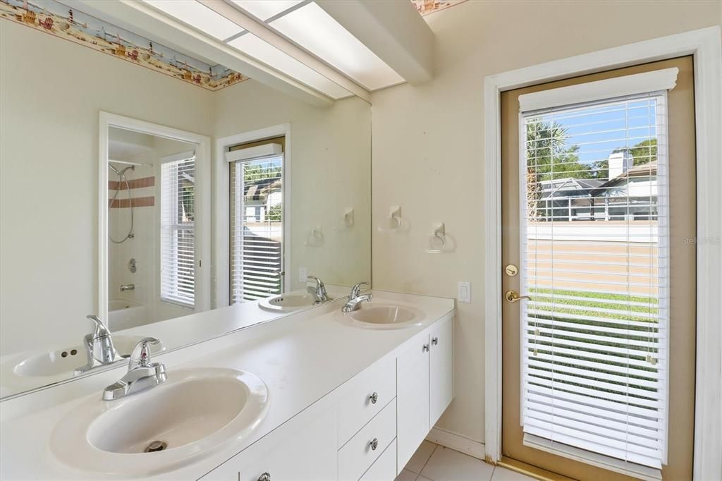 合同活跃: $955,000 (4 贝兹, 3 浴室, 3264 平方英尺)