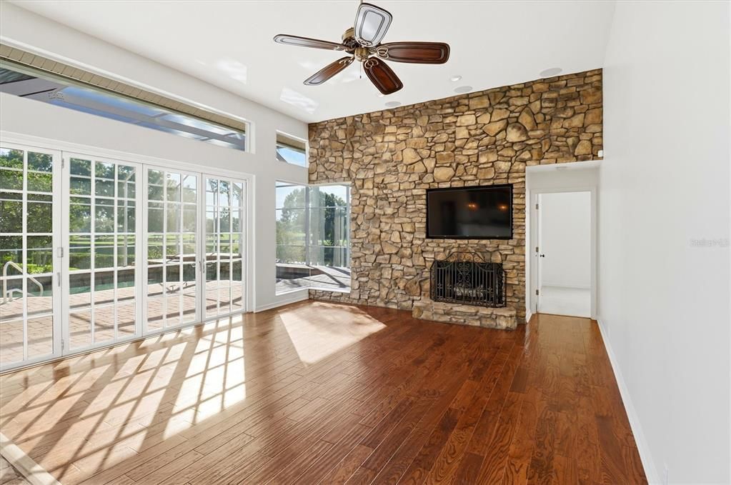 合同活跃: $955,000 (4 贝兹, 3 浴室, 3264 平方英尺)