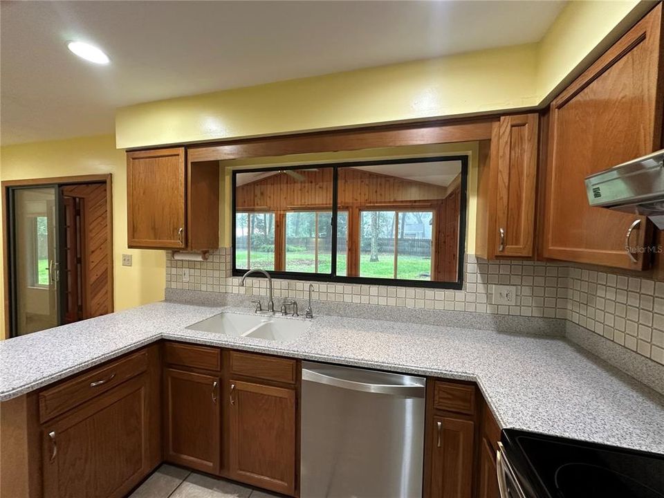 Active With Contract: $397,000 (3 beds, 2 baths, 1926 Square Feet)