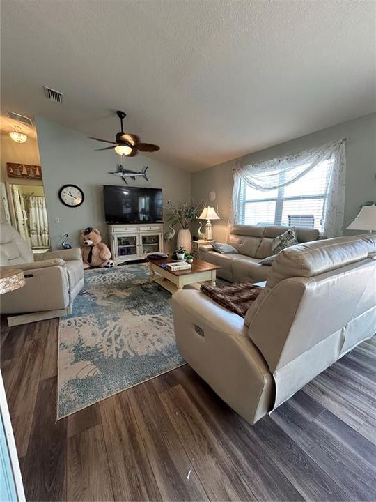 出租: $2,000 (2 贝兹, 2 浴室, 1188 平方英尺)