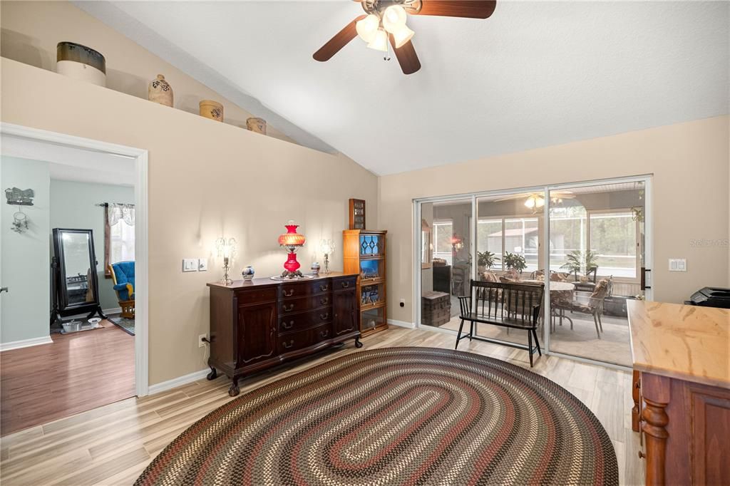 En Venta: $499,900 (4 camas, 3 baños, 2557 Pies cuadrados)