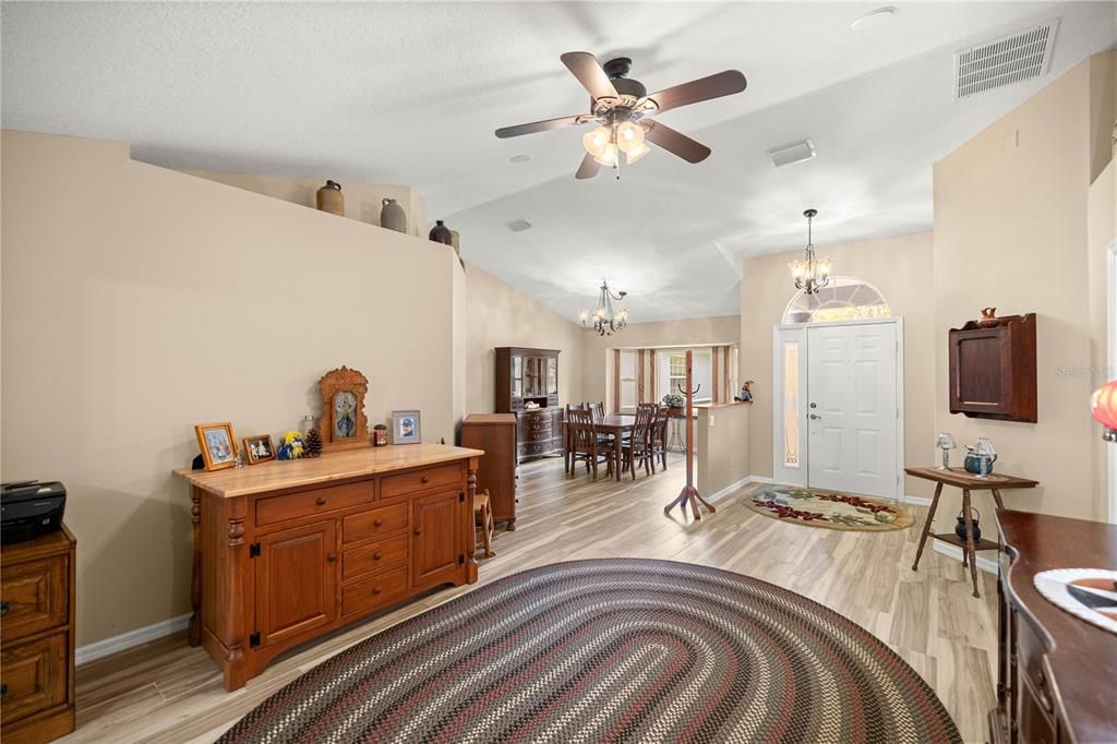 En Venta: $499,900 (4 camas, 3 baños, 2557 Pies cuadrados)