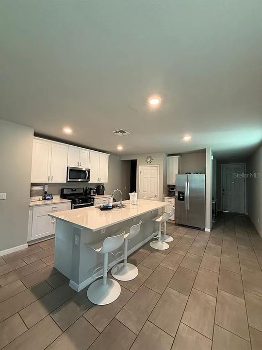 На продажу: $339,000 (4 спален, 2 ванн, 1700 Квадратных фут)