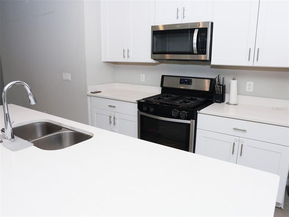 На продажу: $339,000 (4 спален, 2 ванн, 1700 Квадратных фут)