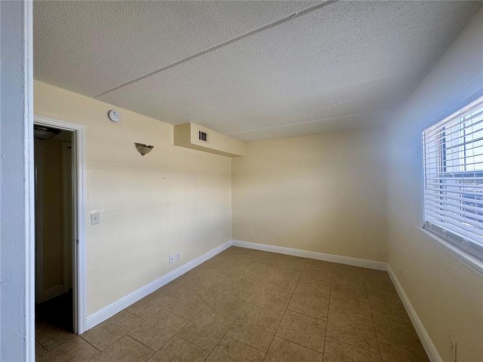 For Rent: $1,250 (2 beds, 1 baths, 702 Square Feet)