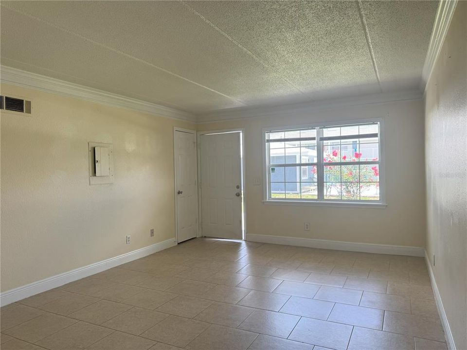 For Rent: $1,250 (2 beds, 1 baths, 702 Square Feet)