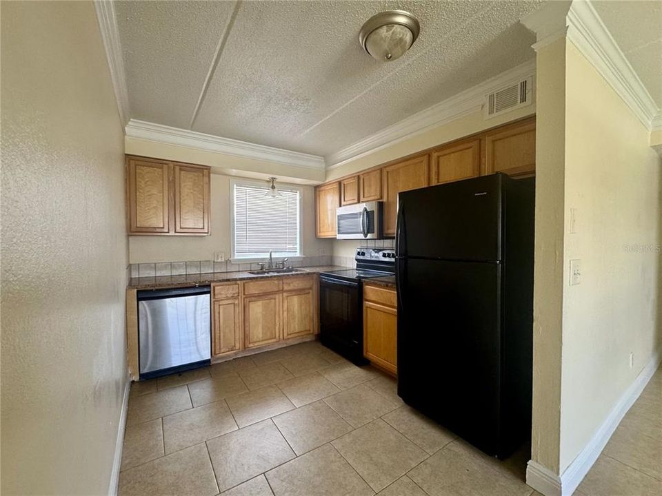 For Rent: $1,250 (2 beds, 1 baths, 702 Square Feet)