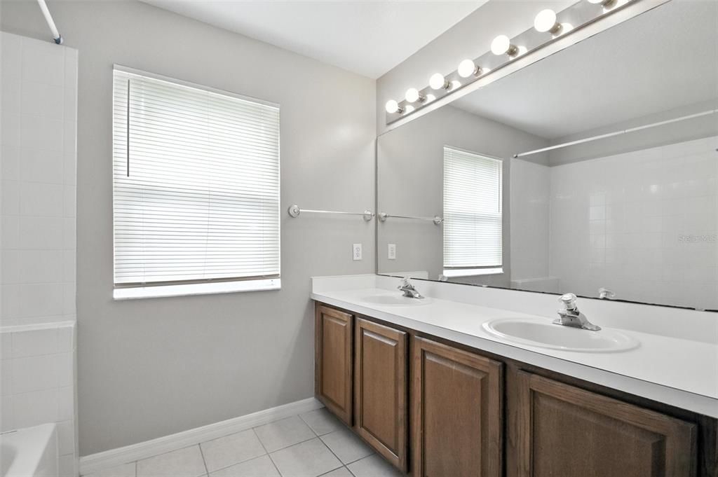 En Venta: $619,988 (4 camas, 3 baños, 2860 Pies cuadrados)