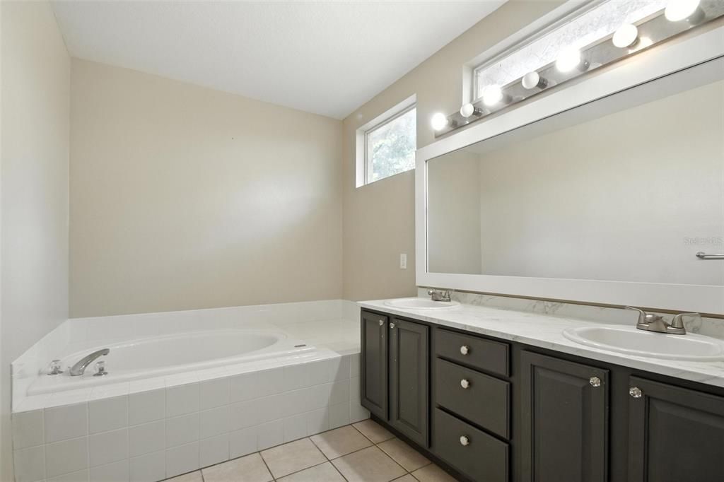 En Venta: $619,988 (4 camas, 3 baños, 2860 Pies cuadrados)