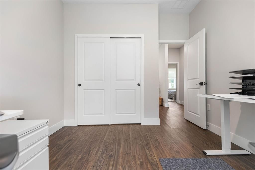 合同活跃: $384,900 (4 贝兹, 2 浴室, 1873 平方英尺)