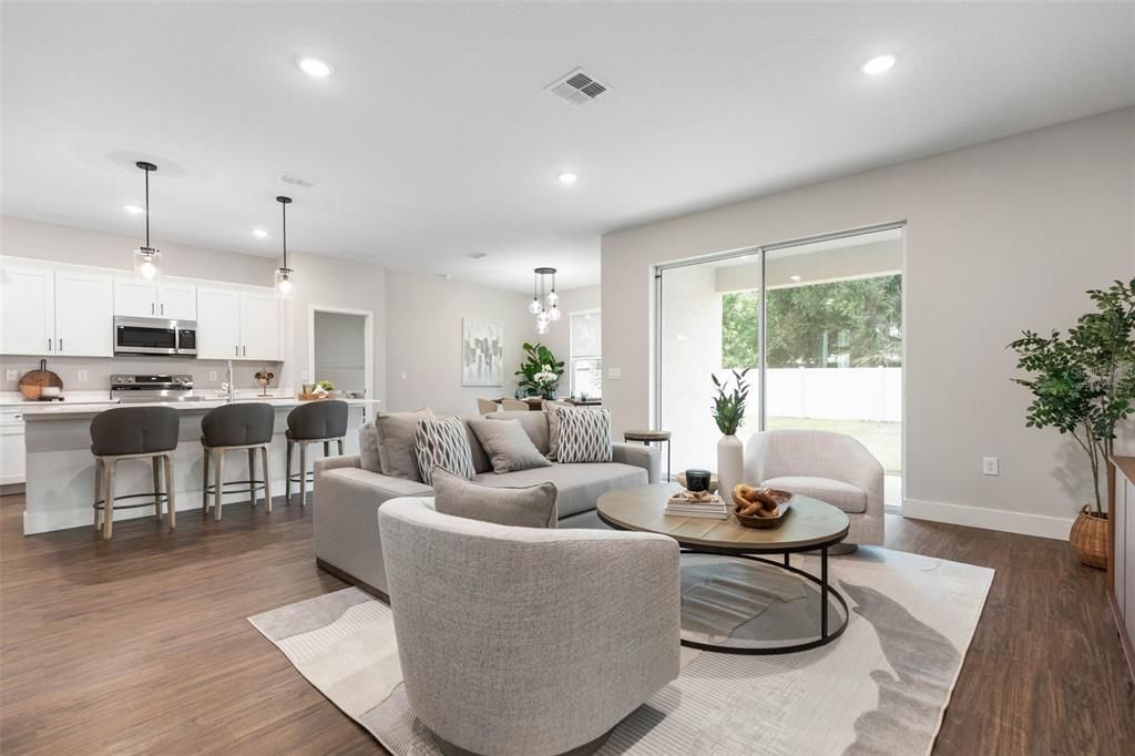 合同活跃: $384,900 (4 贝兹, 2 浴室, 1873 平方英尺)