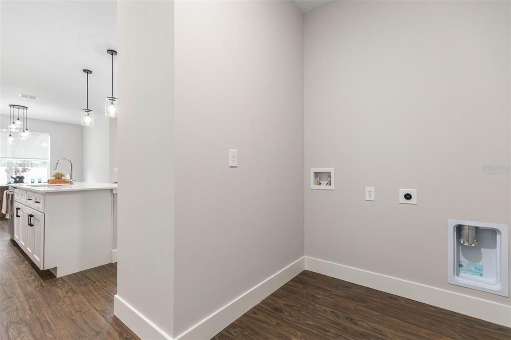 合同活跃: $384,900 (4 贝兹, 2 浴室, 1873 平方英尺)