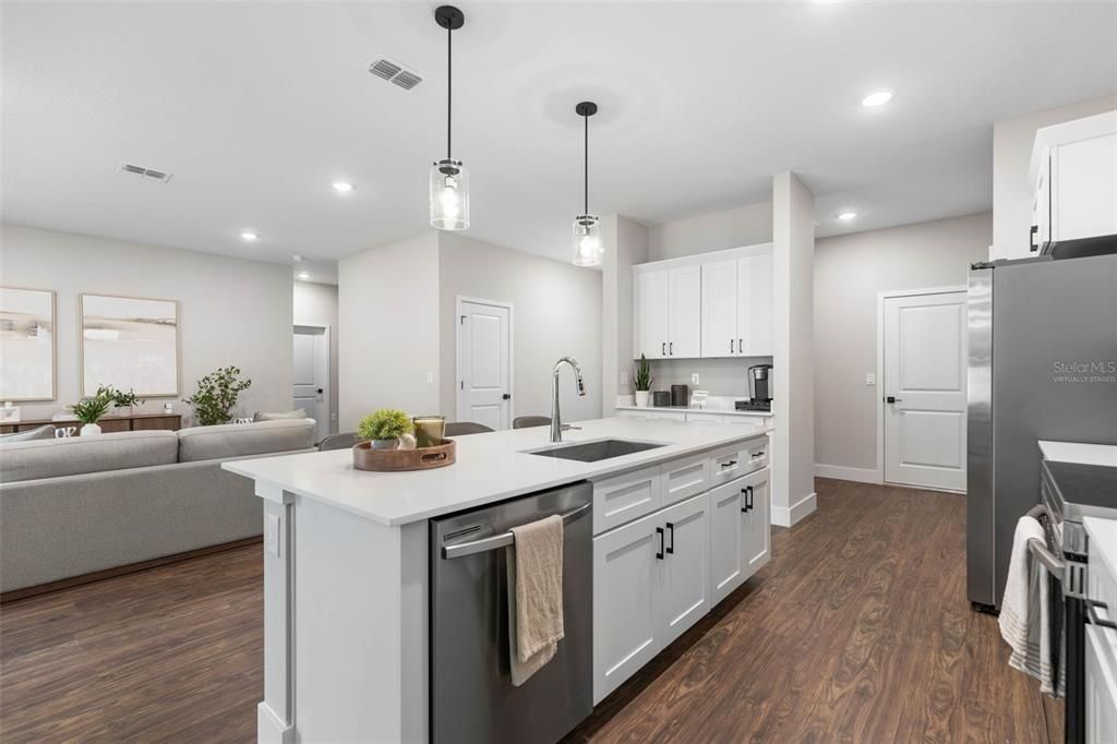 合同活跃: $384,900 (4 贝兹, 2 浴室, 1873 平方英尺)