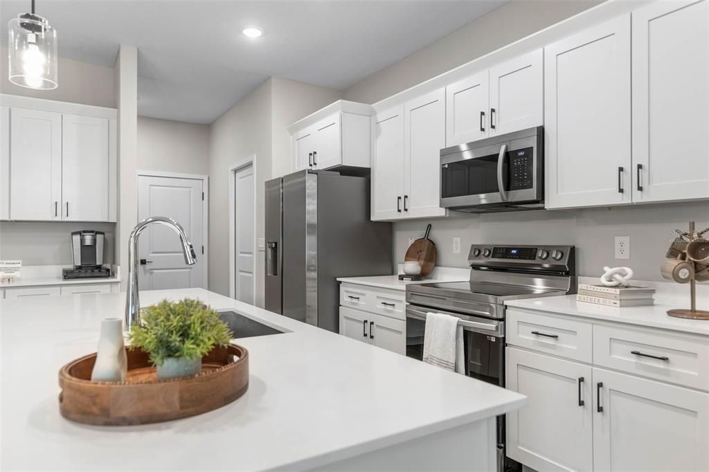 合同活跃: $384,900 (4 贝兹, 2 浴室, 1873 平方英尺)