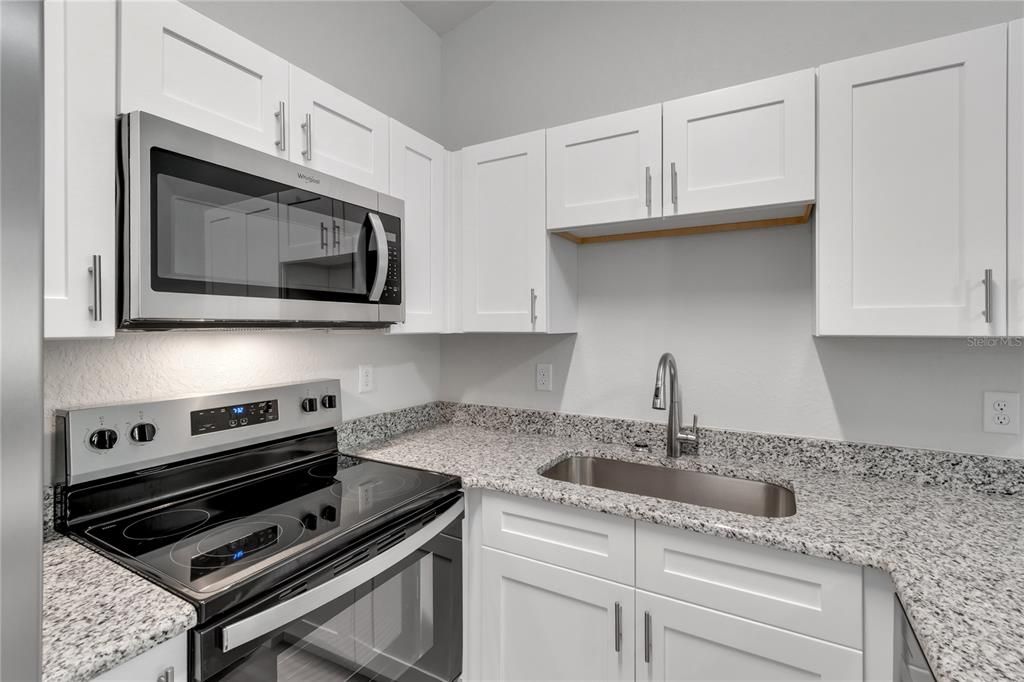 For Sale: $199,000 (2 beds, 2 baths, 967 Square Feet)