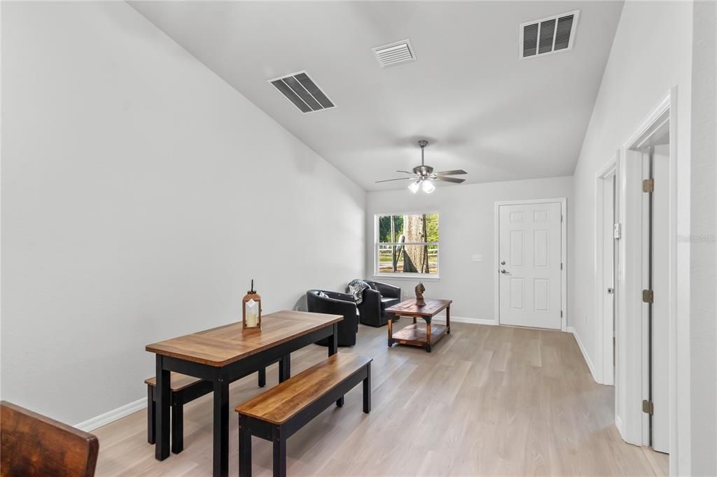 For Sale: $199,000 (2 beds, 2 baths, 967 Square Feet)