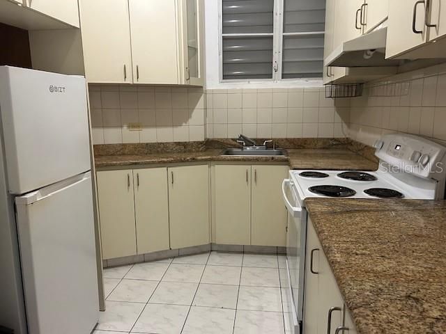 En Renta: $1,100 (3 camas, 2 baños, 1000 Pies cuadrados)