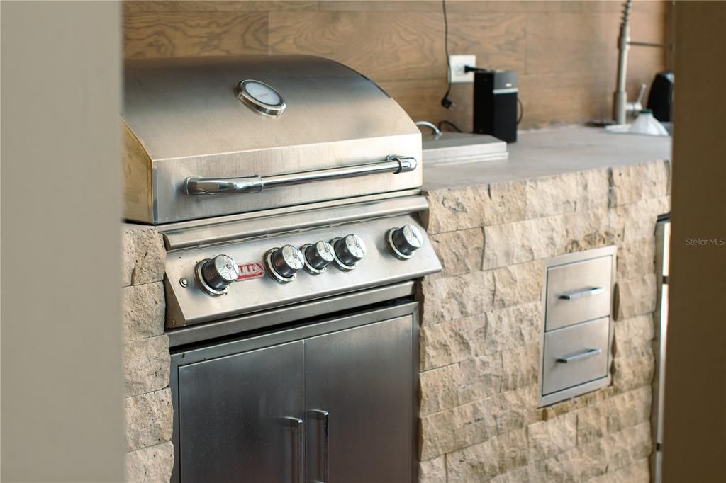 Под контрактом: $950,000 (4 спален, 3 ванн, 3120 Квадратных фут)