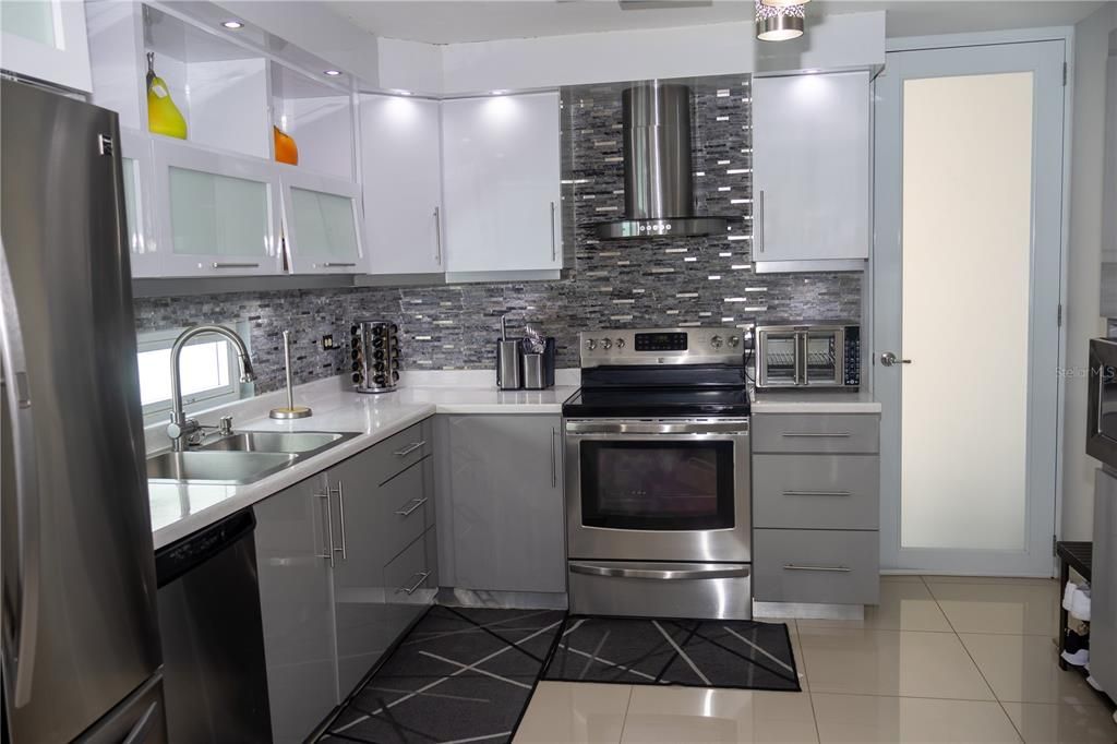 Под контрактом: $950,000 (4 спален, 3 ванн, 3120 Квадратных фут)