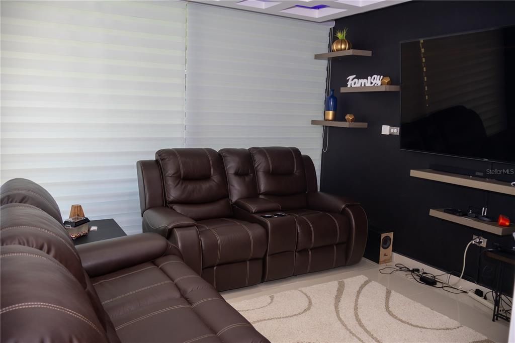 Под контрактом: $950,000 (4 спален, 3 ванн, 3120 Квадратных фут)