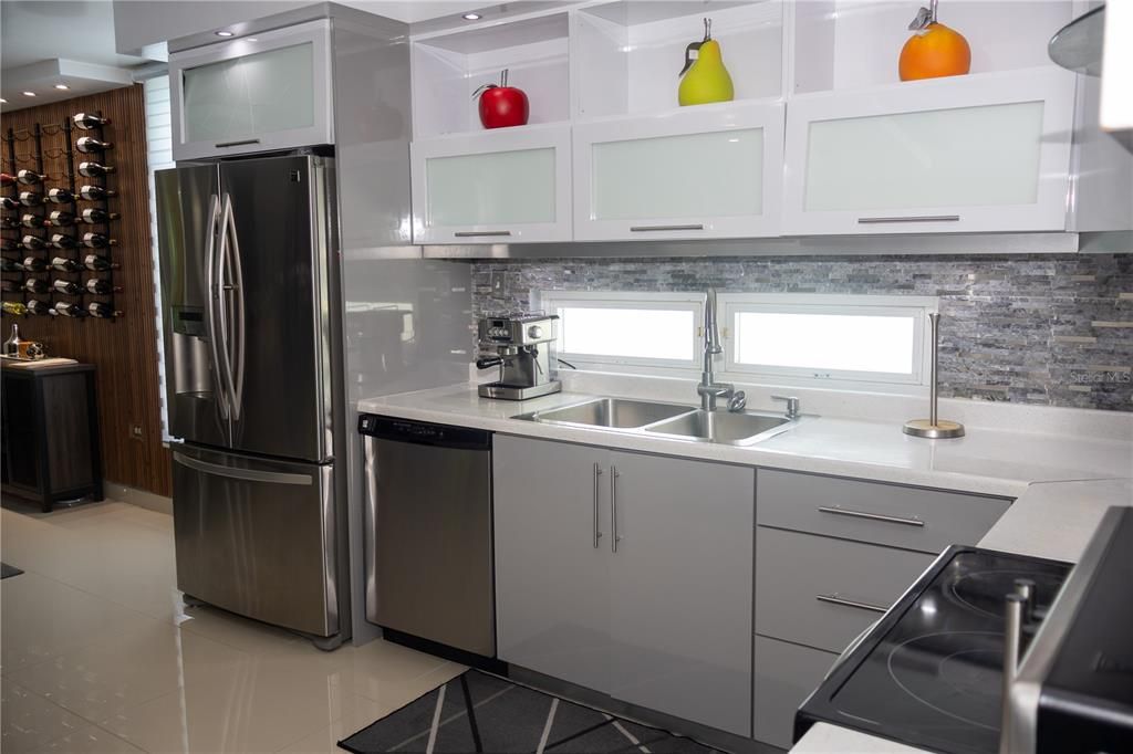 Под контрактом: $950,000 (4 спален, 3 ванн, 3120 Квадратных фут)