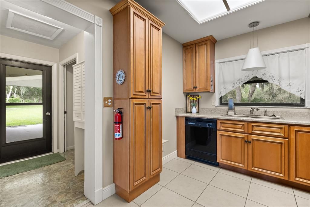 合同活跃: $389,900 (2 贝兹, 2 浴室, 1254 平方英尺)