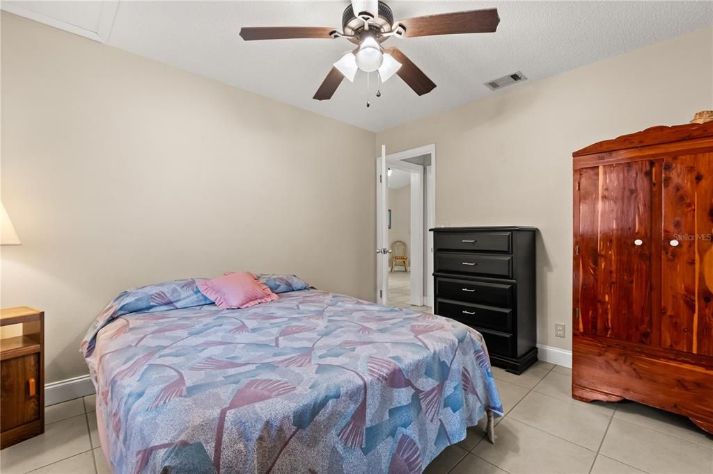 合同活跃: $389,900 (2 贝兹, 2 浴室, 1254 平方英尺)