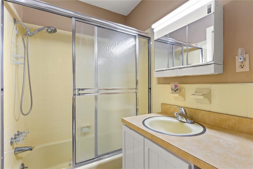 合同活跃: $389,900 (2 贝兹, 2 浴室, 1254 平方英尺)