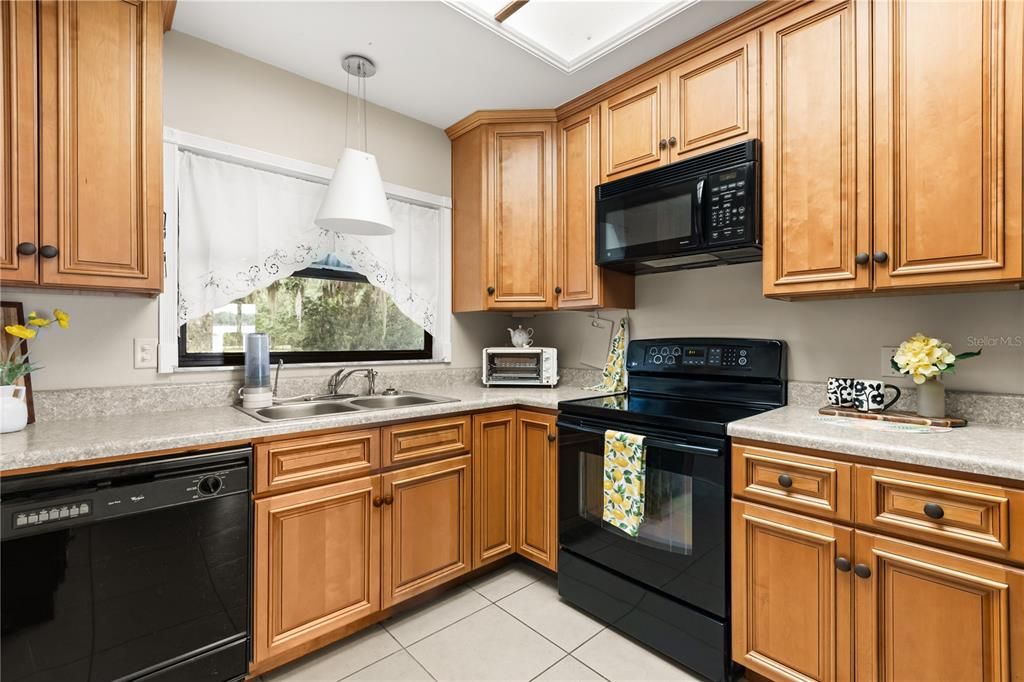 合同活跃: $389,900 (2 贝兹, 2 浴室, 1254 平方英尺)