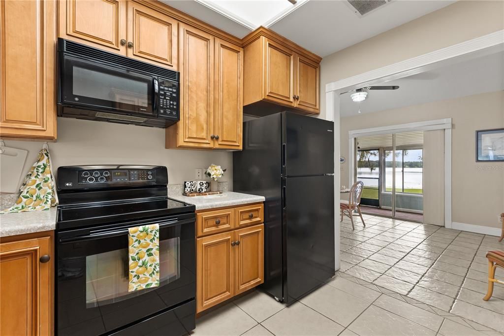 合同活跃: $389,900 (2 贝兹, 2 浴室, 1254 平方英尺)