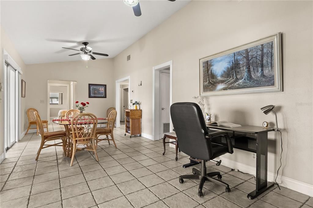 合同活跃: $389,900 (2 贝兹, 2 浴室, 1254 平方英尺)